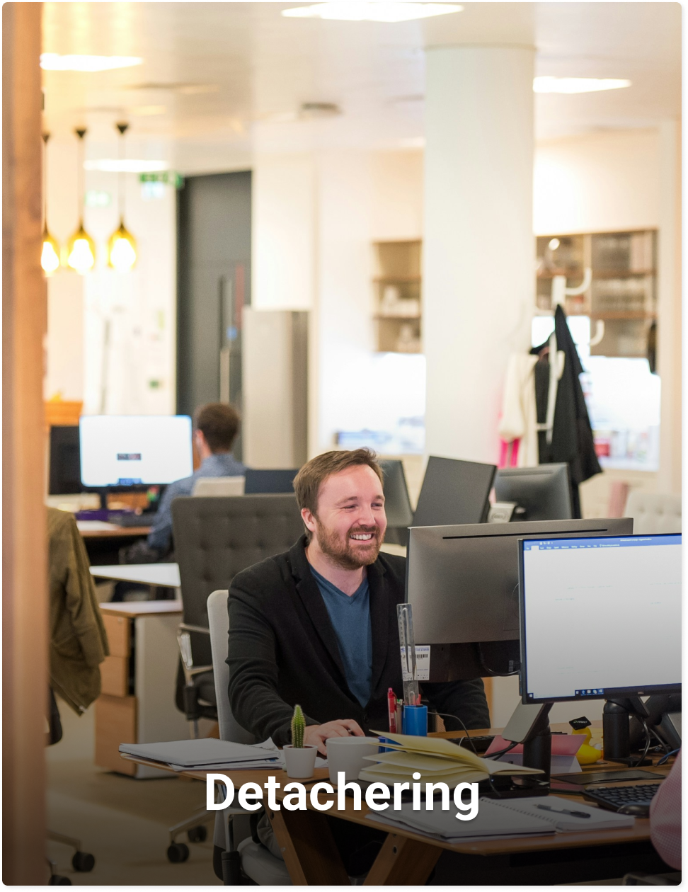 Lachende man achter computer op kantoor