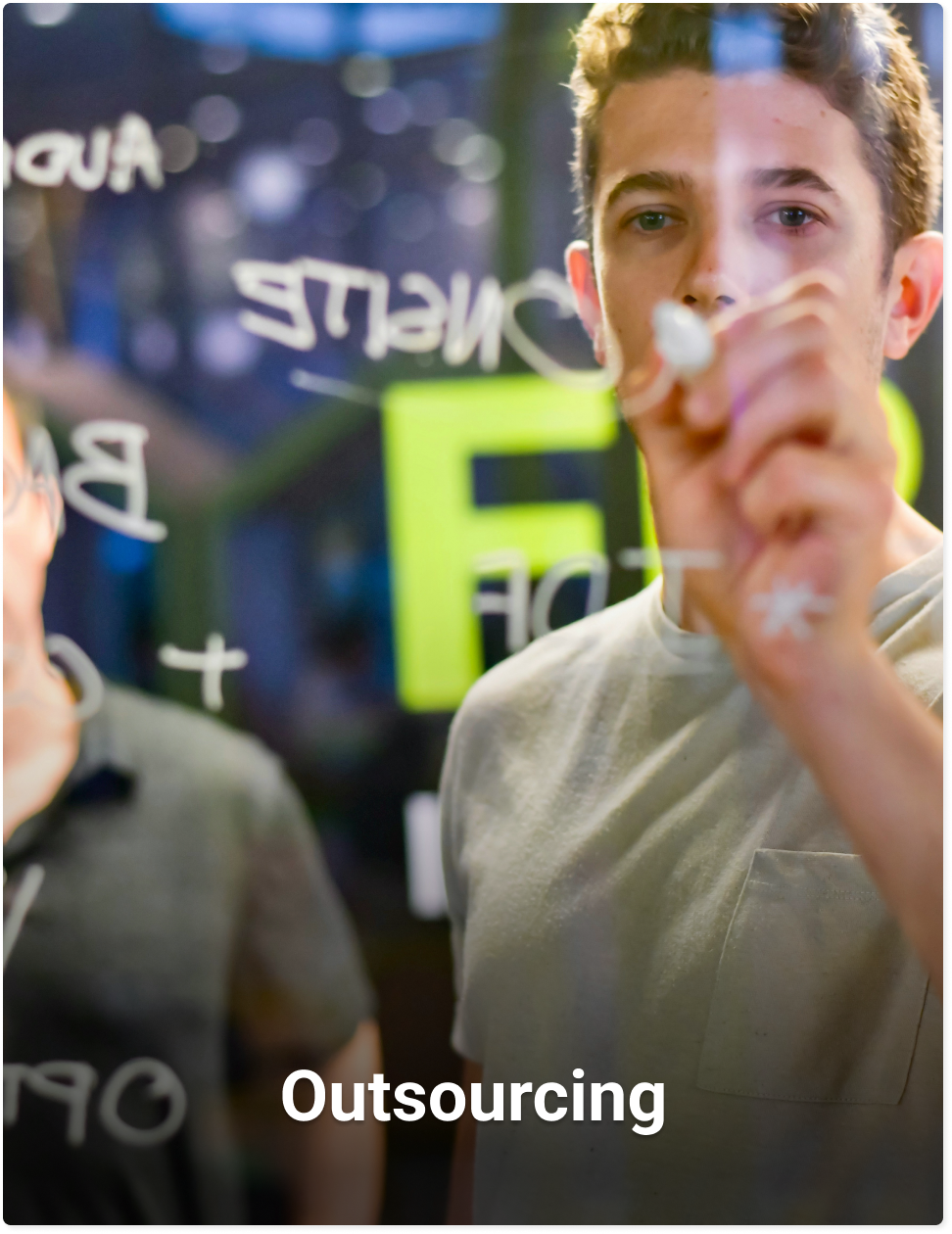 Man schrijft tekst op een whitebord