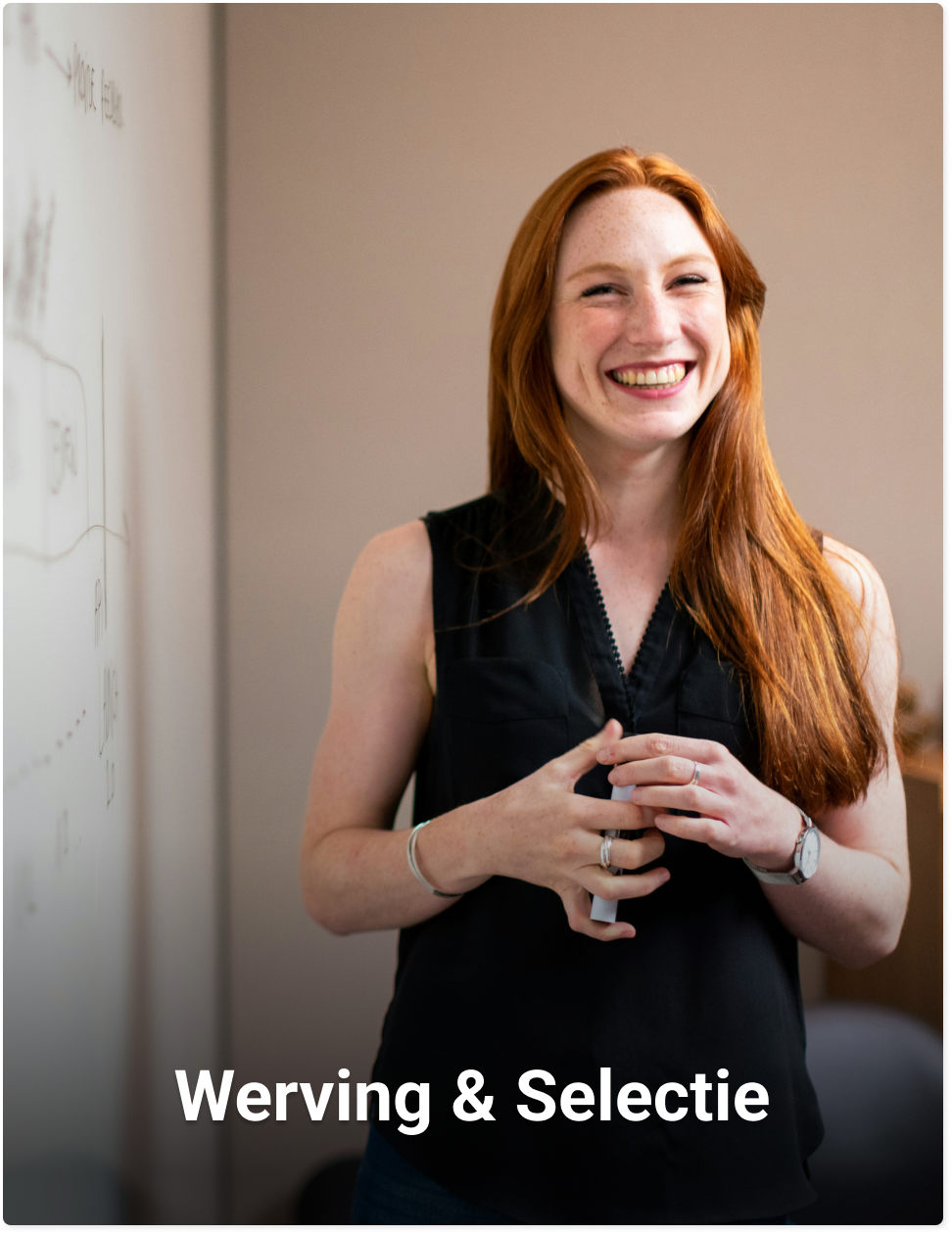 lachende vrouw aan het presenteren